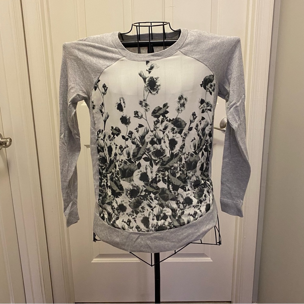 Elle Gray Floral Sweatshirt, size M